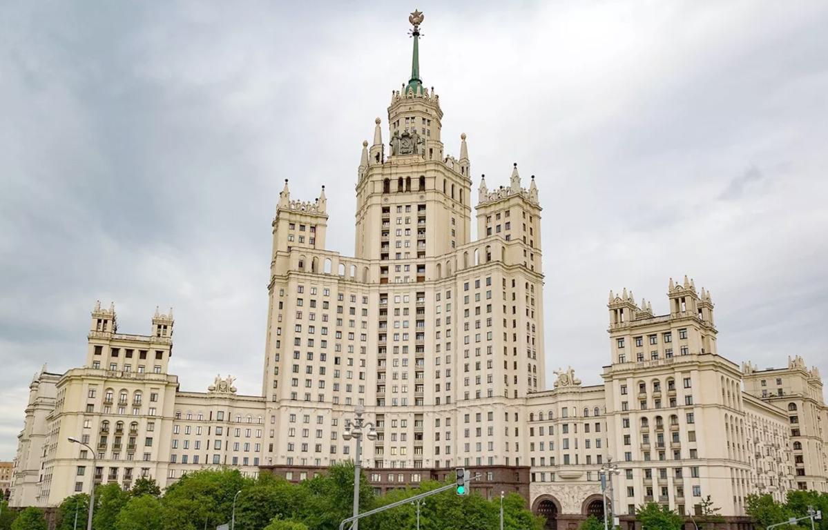 Сталинские высотки в Москве теряют популярность и отстают в цене